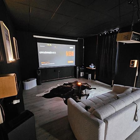 Black Box Cinema Appartement Avec Balneo Epinal Bagian luar foto