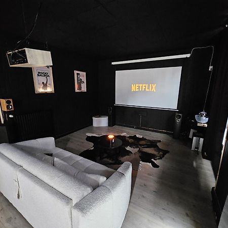 Black Box Cinema Appartement Avec Balneo Epinal Bagian luar foto
