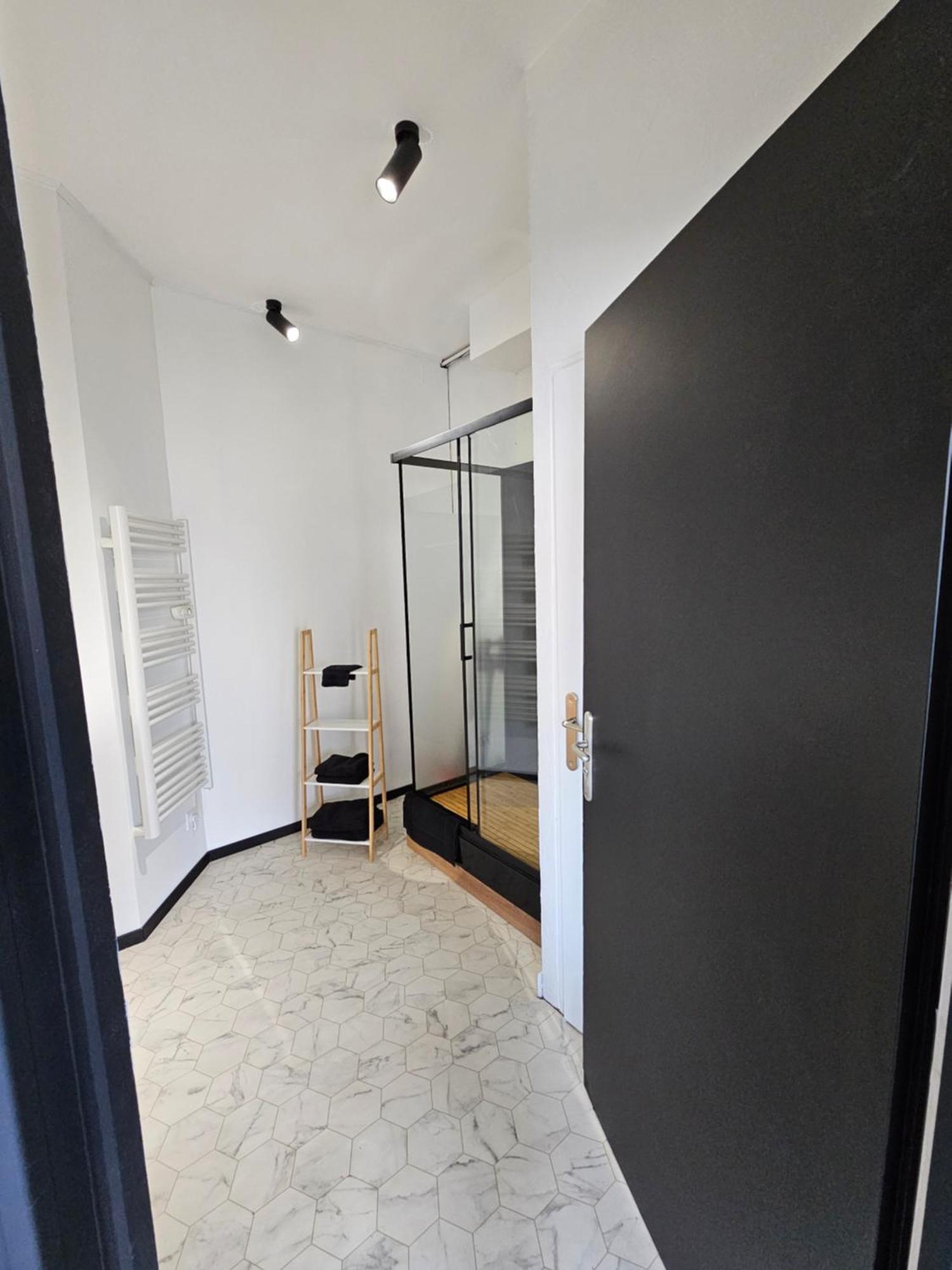 Black Box Cinema Appartement Avec Balneo Epinal Bagian luar foto