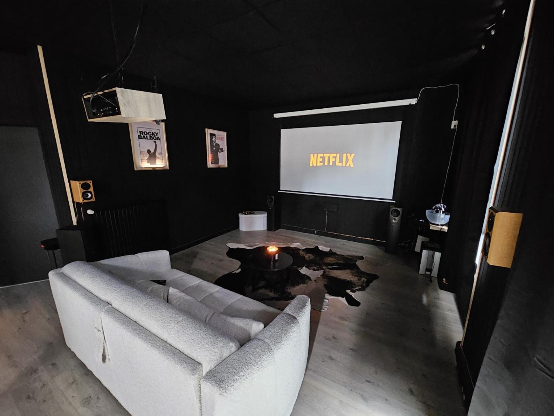 Black Box Cinema Appartement Avec Balneo Epinal Bagian luar foto