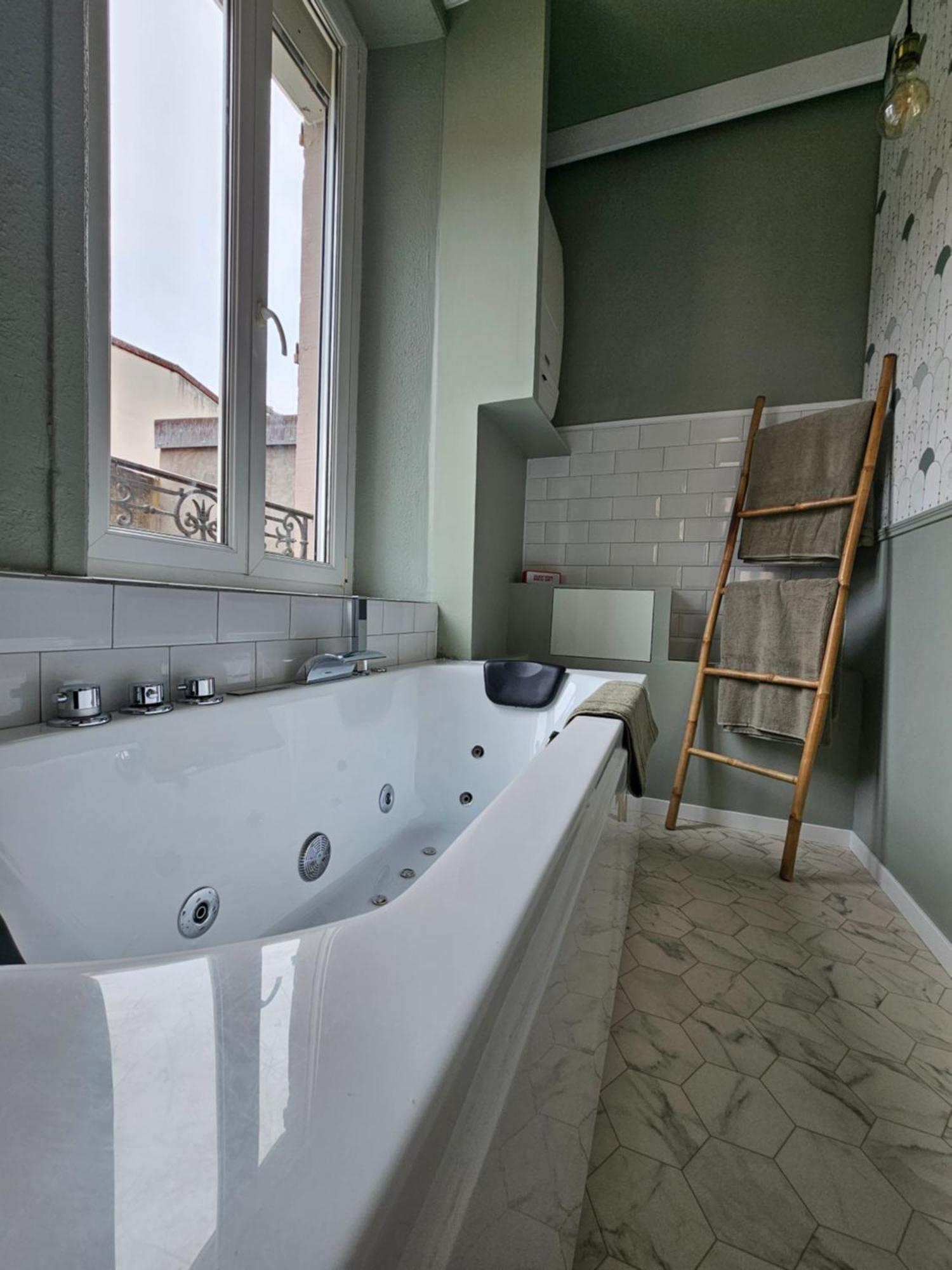 Black Box Cinema Appartement Avec Balneo Epinal Bagian luar foto